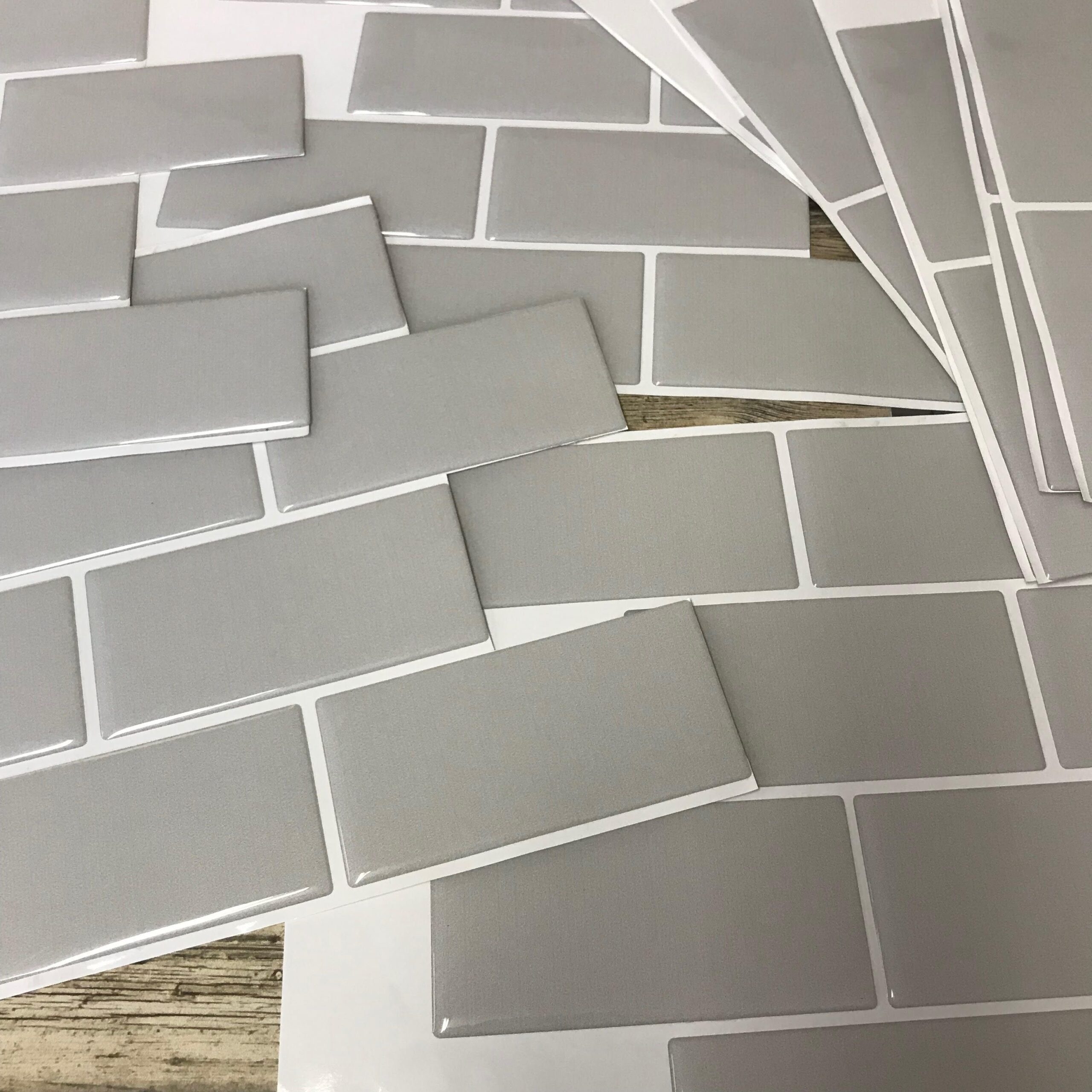 Placa de Pastilha Adesiva Resinada CINZA PRATEADO Rejunte BRANCO – 35x35