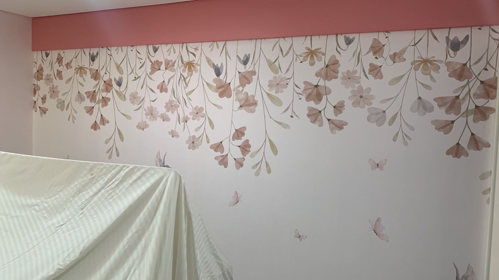 PAPEL PAREDE FLORES AQUARELA SAINDO DO TETO PAPEL COM TEXTURA relevo