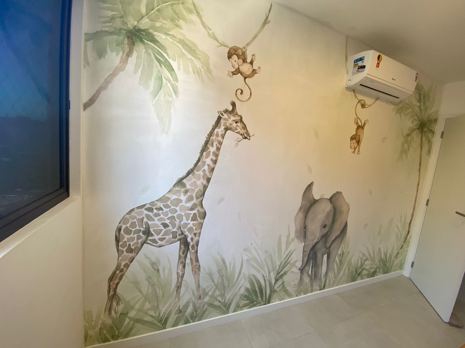 PAPEL DE PAREDE PERSONALIZADO SAFARI COM GIRAFA ELEFANTE E MACACOS